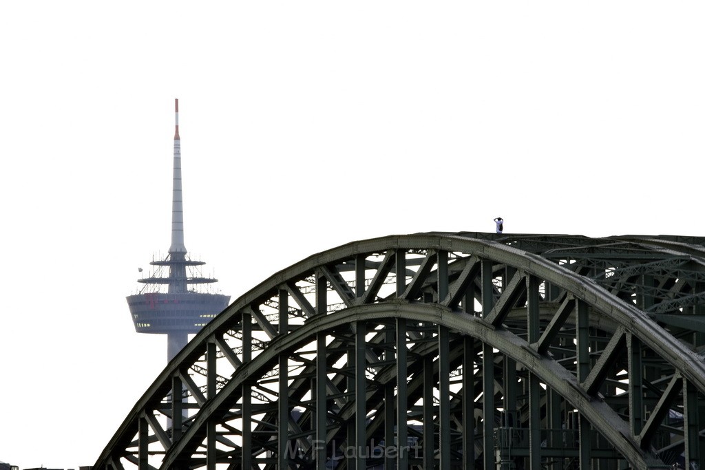 PSpringt kein Suizid Brueckenspringer Koeln Hohenzollernbruecke P112.JPG - Miklos Laubert